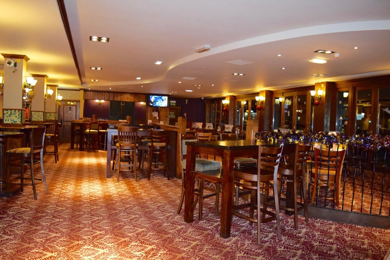 Отель The Golden Acorn Wetherspoon Гленротес Экстерьер фото